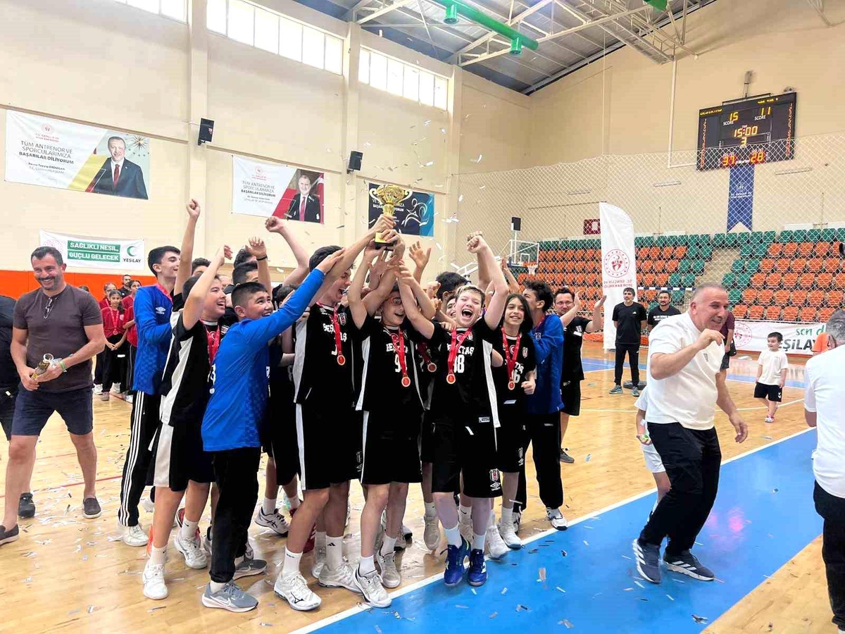 Minikler Hentbol Türkiye Şampiyonası Kuşadası\'nda tamamlandı