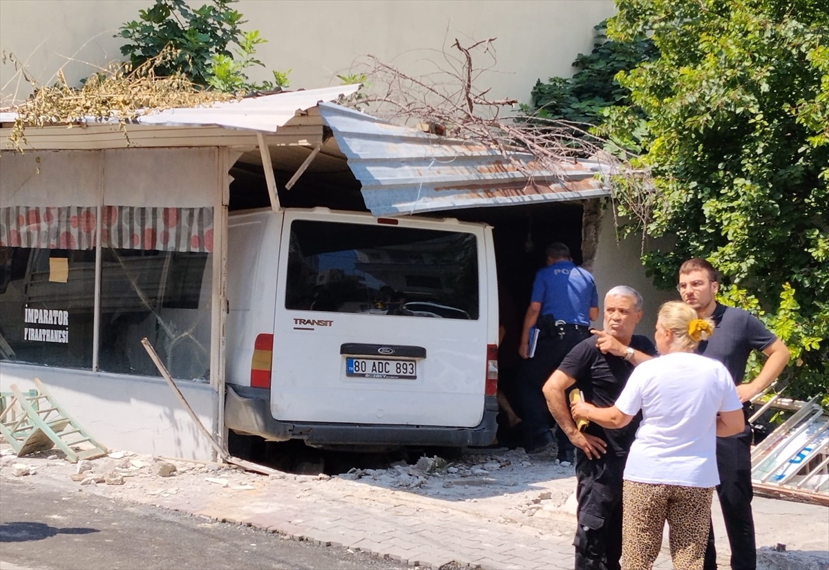 Kadirli\'de Minibüsün Kıraathaneye Girmesi: 1 Ölü, 3 Yaralı