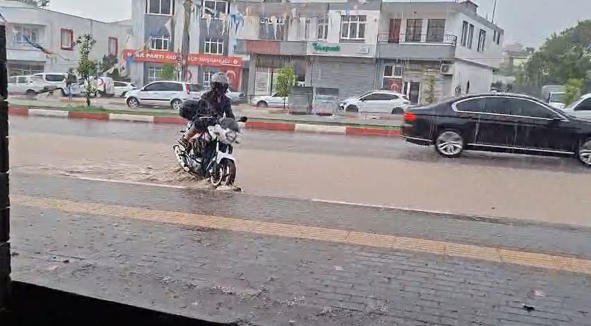 Kadirli\'de Fırtına ve Sağanak Hayatı Olumsuz Etkiledi