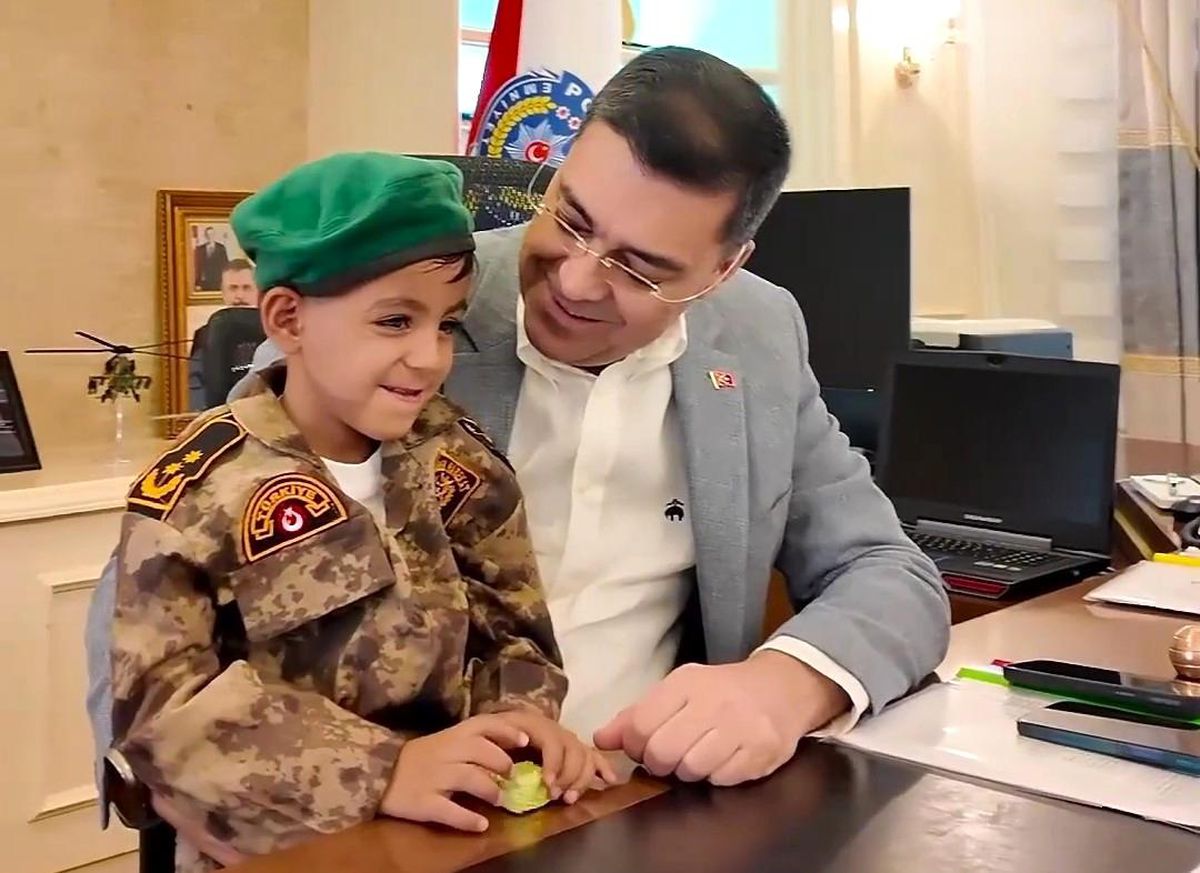 Polisten Çocuğa Bisiklet Hediyesi
