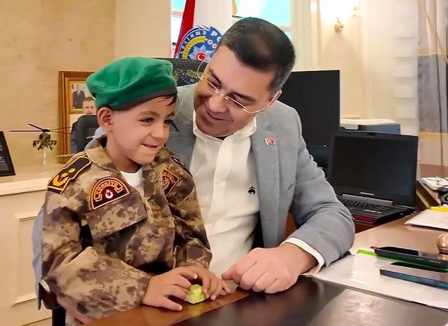 Polisten Çocuğa Bisiklet Hediyesi