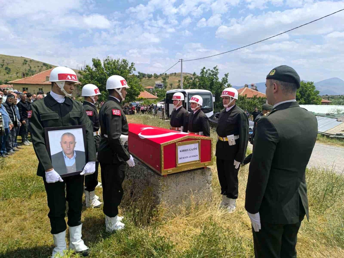 Vefat eden Kıbrıs gazisi son yolculuğuna uğurlandı