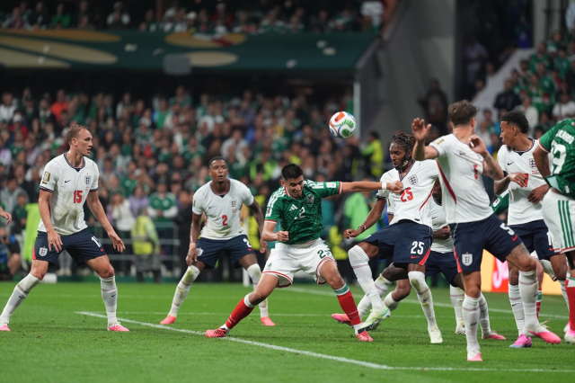 İngiltere'ye Henderson şoku! Kutlamada ağır sakatlandı