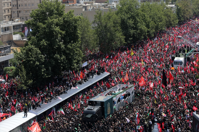 ABD saldırılarında öldüğü iddia edilen Ahmedinejad aylar sonra görüntülendi