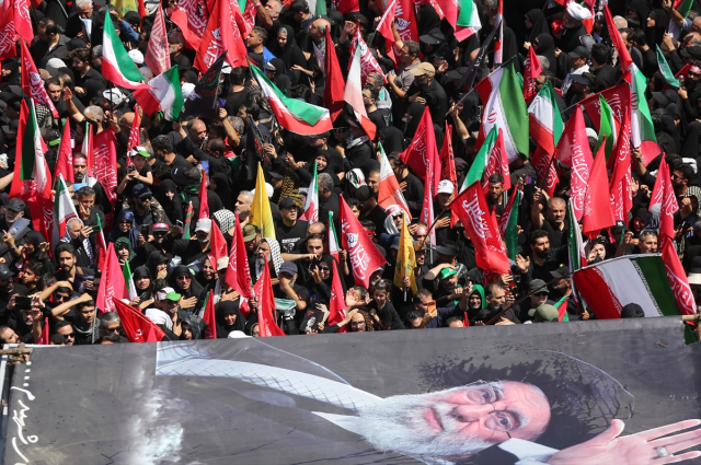ABD saldırılarında öldüğü iddia edilen Ahmedinejad aylar sonra görüntülendi