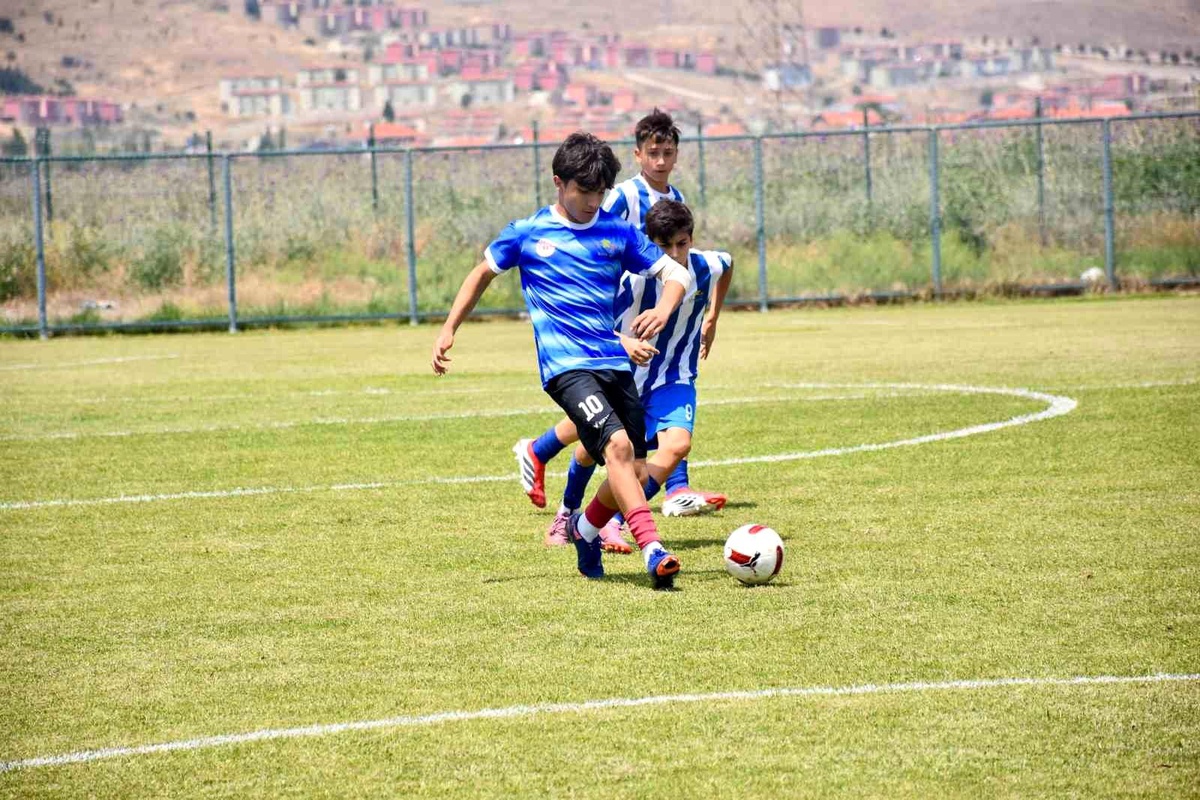Yıldızlar Futbol Müsabakaları Afyon\'da Başladı