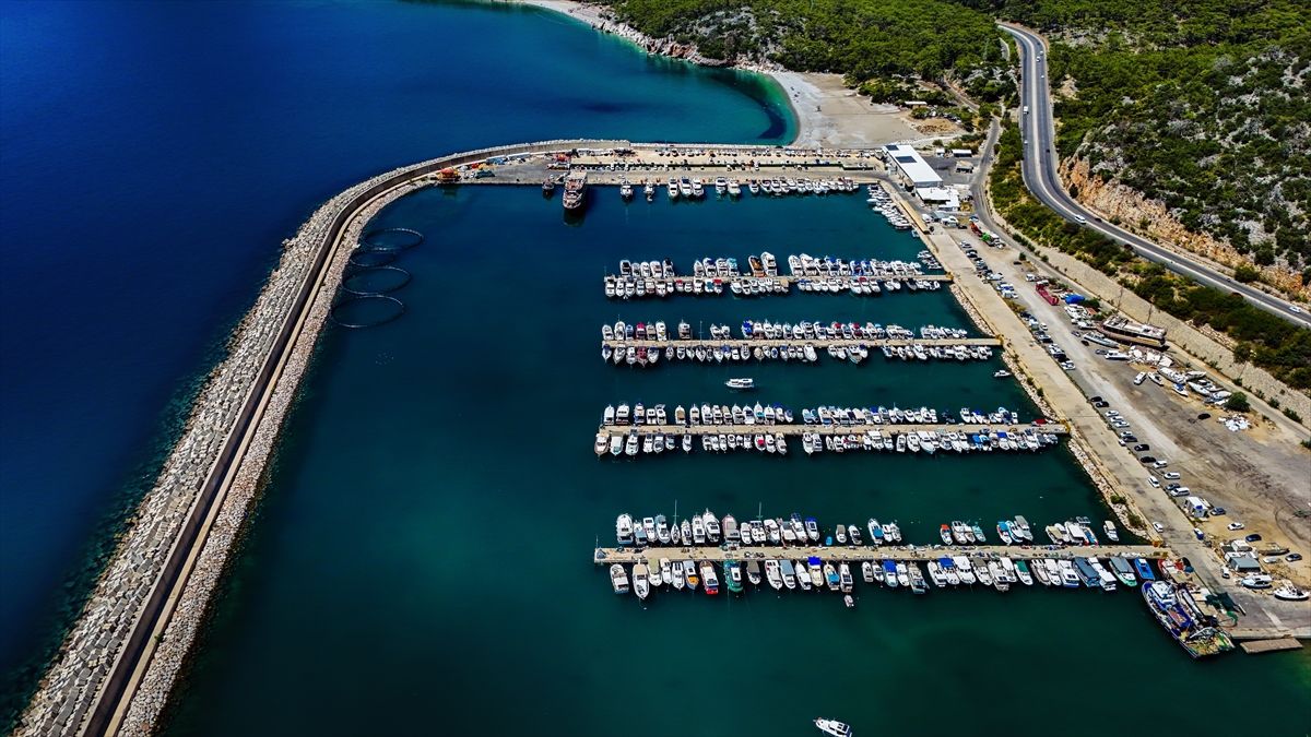 Antalya Balıkçı Barınağı\'nda Yoğun Tekne Trafiği