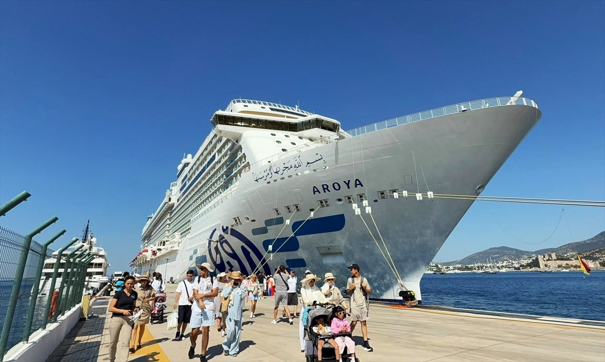 Bodrum\'a 1532 Turist Getiren Aroya Kruvaziyeri Limanda