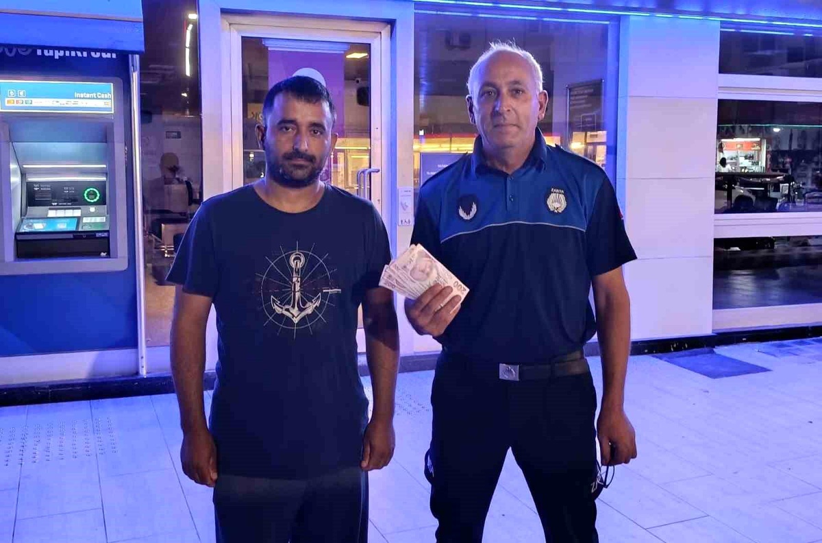 ATM\'de bulduğu parayı zabıtaya teslim etti