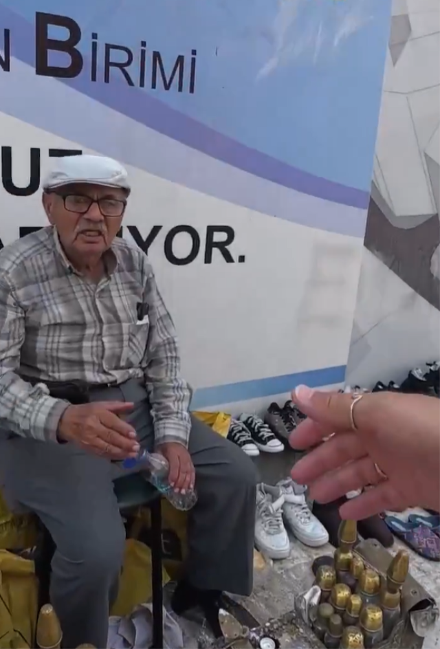 Azerbaycanlı fenomenden 81 yaşındaki ayakkabı boyacısına büyük jest