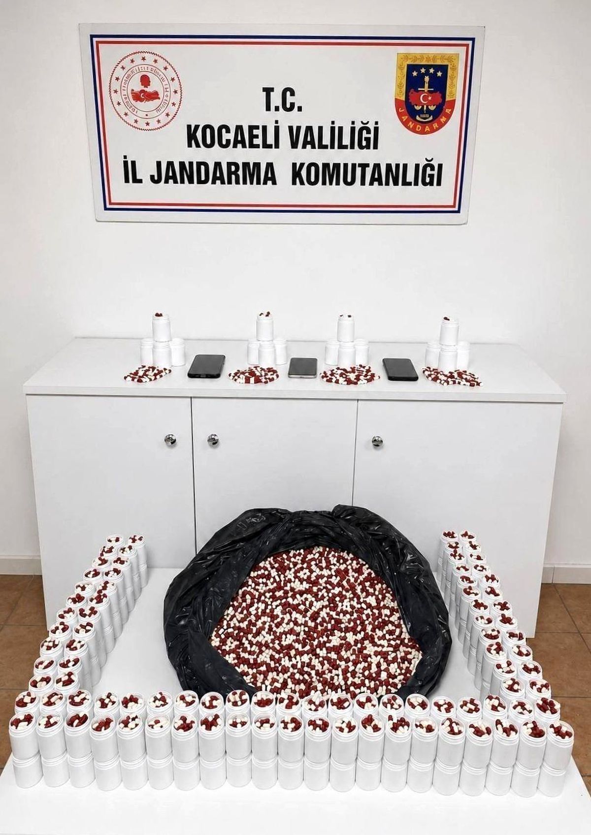 Kocaeli\'de Uyuşturucu Operasyonu: 25 Bin Sentetik Hap Ele Geçirildi