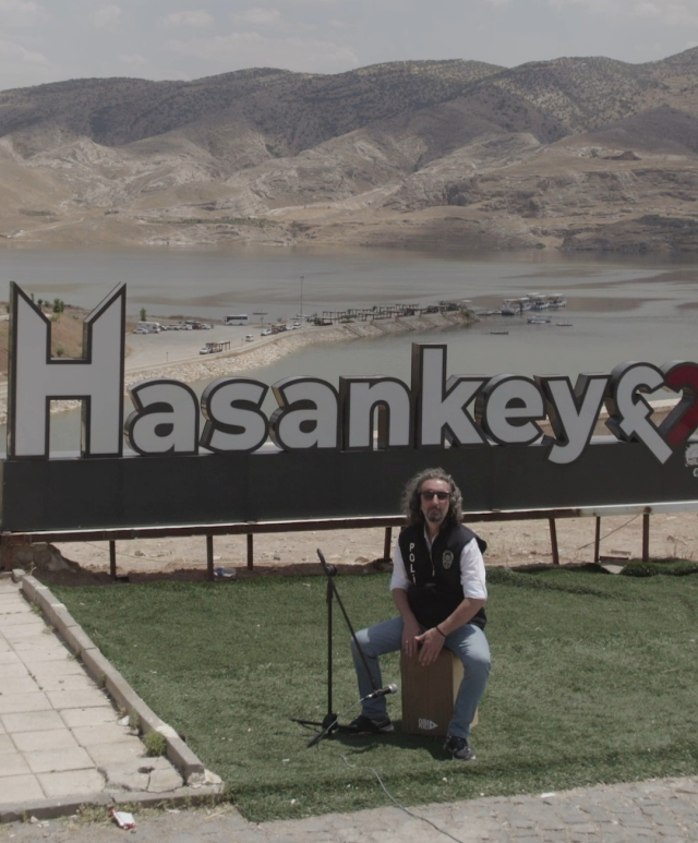 Batman polisi, Hasankeyf'in tarihi dokusu ile müziği buluşturdu