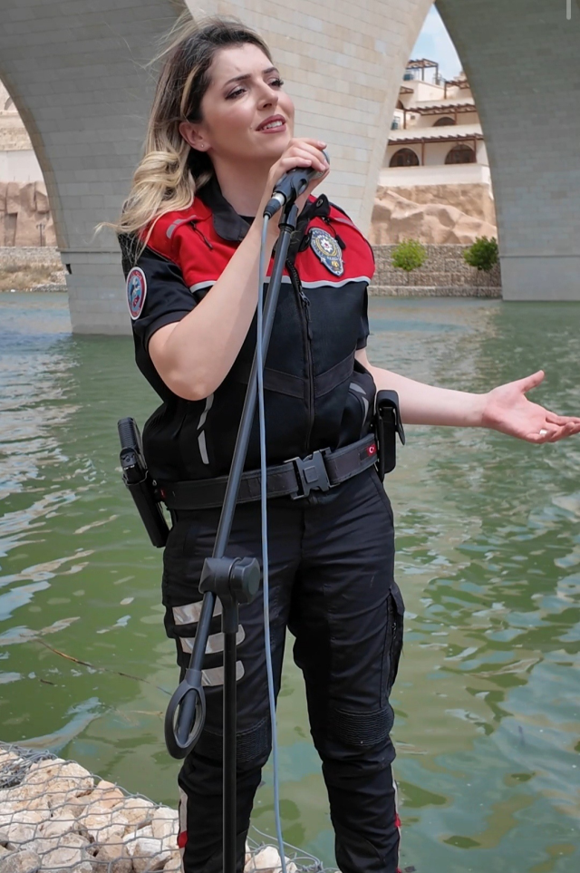 Batman polisi, Hasankeyf'in tarihi dokusu ile müziği buluşturdu