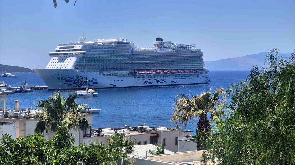 Bodrum\'da Dev Yolcu Gemisi Aroya\'ya Karşılandı