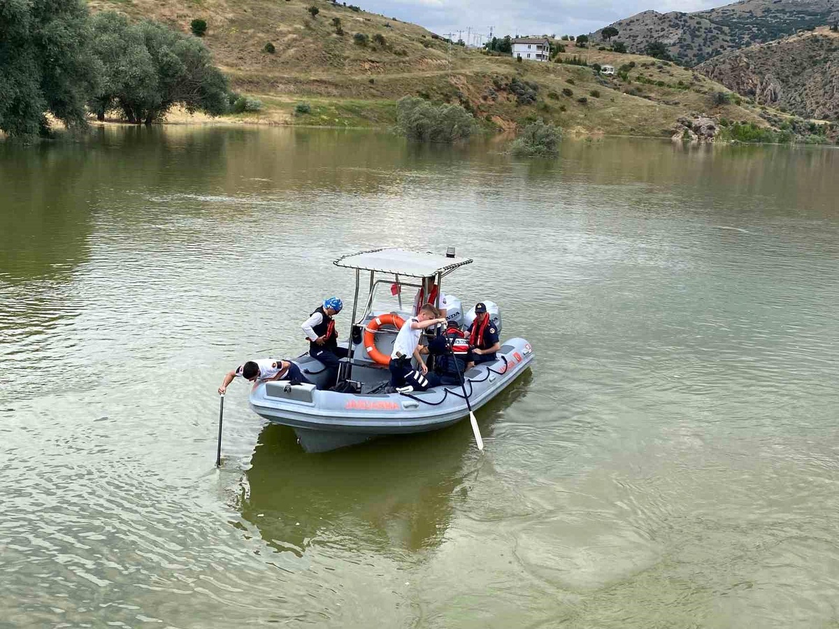 Kayseri\'de Baba ve Çocuk Nehirde Kayboldu