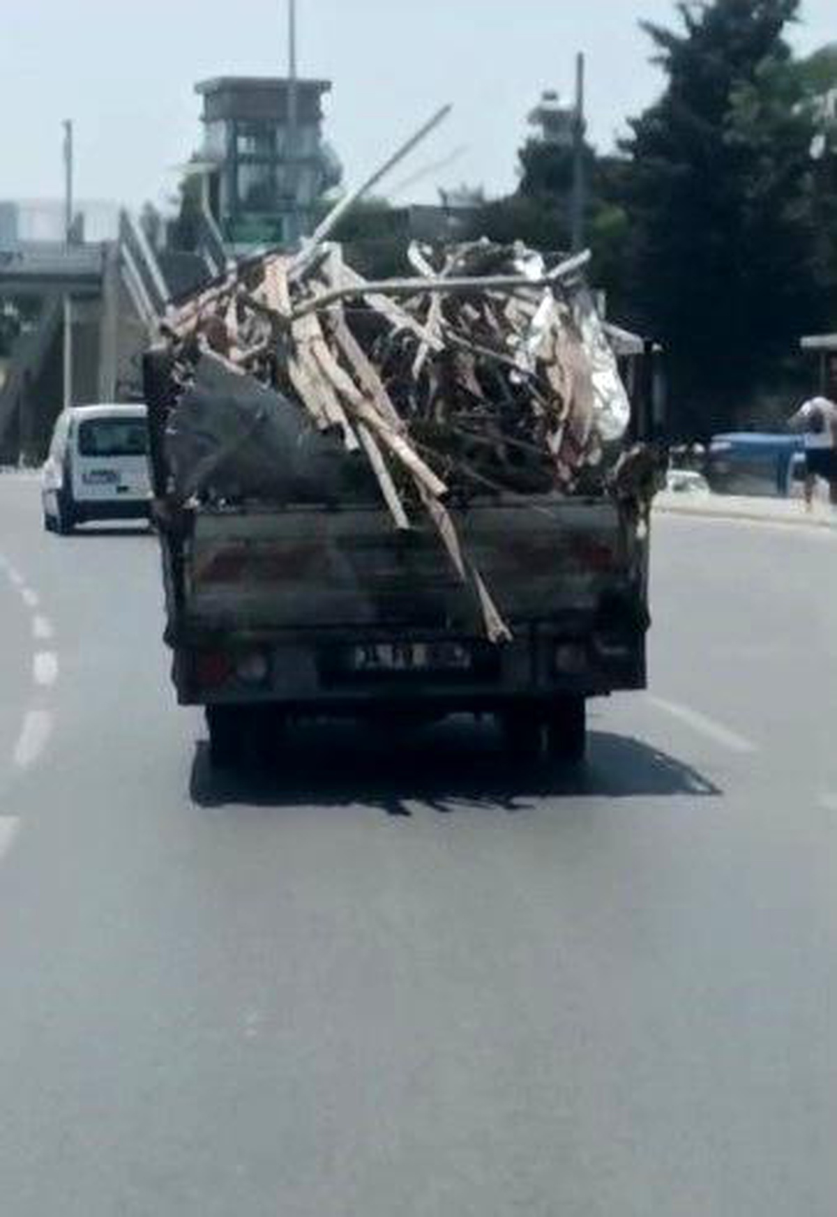 Demir Yüklü Kamyonet Trafikte Tehlike Yarattı