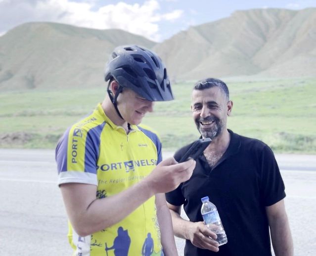 İngiliz Turistle Şenkaya’da Güzel Anlar