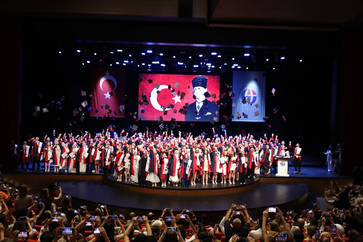 GAÜN Tıp Fakültesi 200 Mezununu Verdi