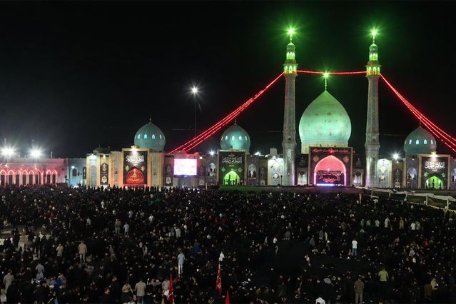 Hamaney’e veda töreninde tarihi anlar: Binlerce kişi sabah namazını bekliyor
