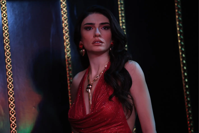 Hazar Ergüçlü’den Tatilden Dikkat Çekici Pozlar