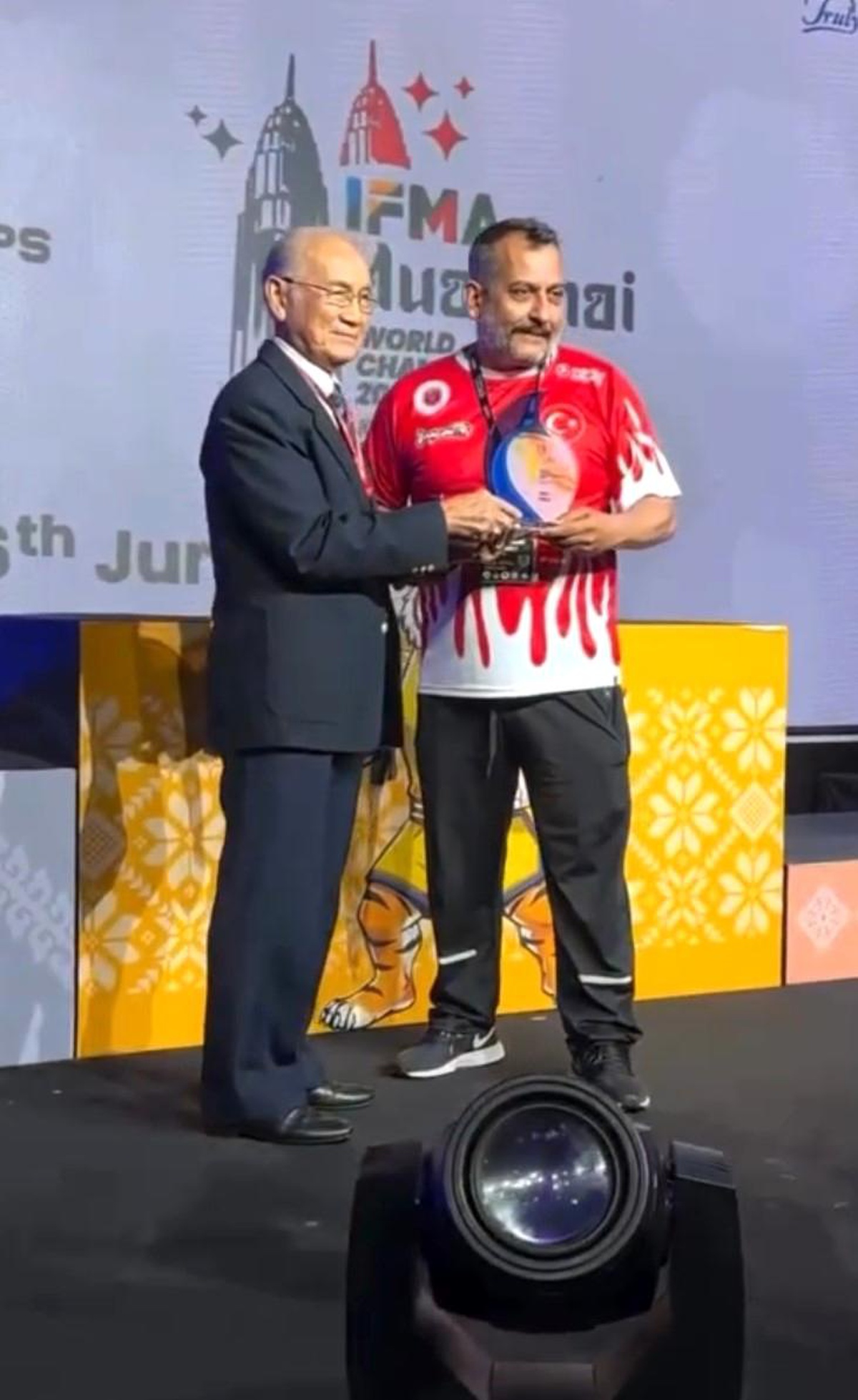 Muaythai'de d&uuml;nyanın en iyi antren&ouml;r&uuml; G&ouml;ksel Cing&ouml;z