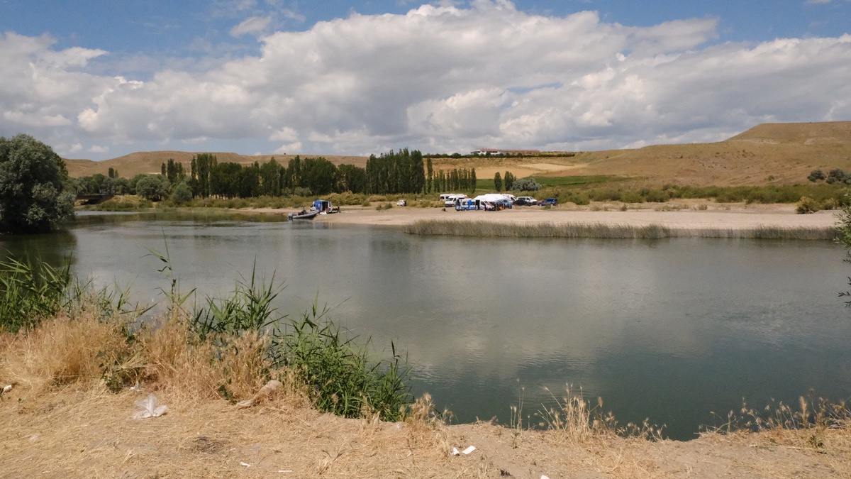 Kızılırmak Nehri\'nde Kaybolan Soner Koçyiğit İçin Arama Çalışmaları Devam Ediyor