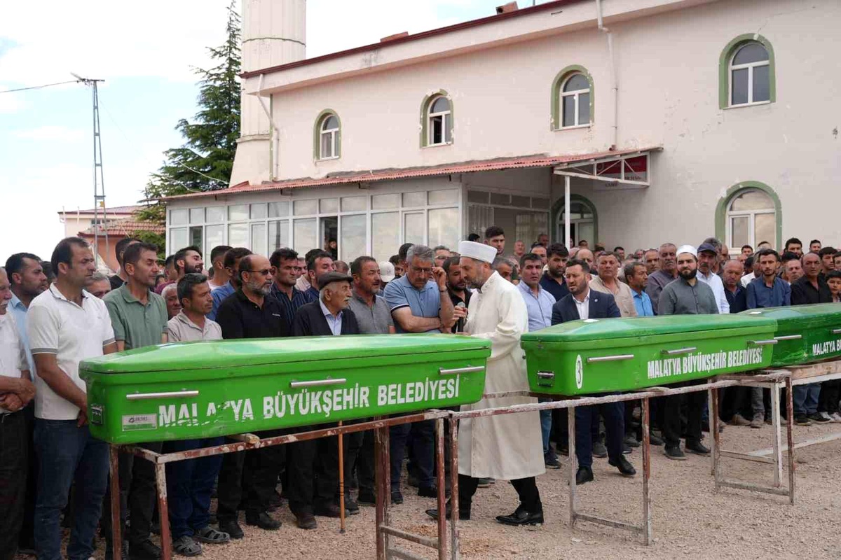 Malatya\'da kazada hayatını kaybeden 3 kişilik aile toprağa verildi