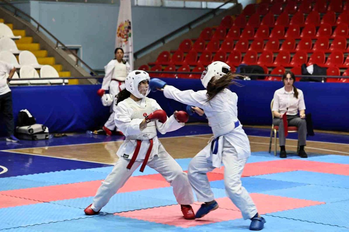 Manisa\'da Karate Müsabakaları Tamamlandı