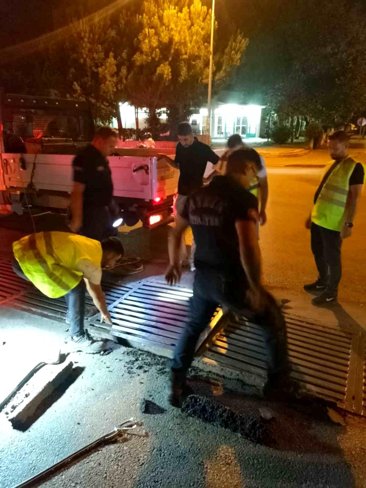 Mazgalda 3 gün mahsur kalan kedi, 2 saatlik çalışmayla kurtarıldı