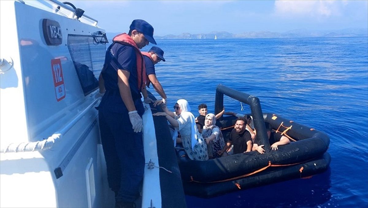 Marmaris\'te 8 Düzensiz Göçmen Kurtarıldı