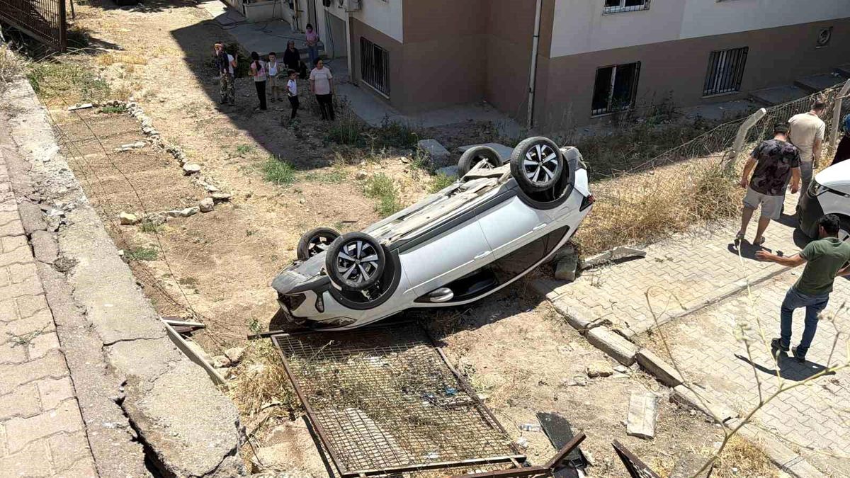 Adıyaman\'da Otomobil Site Bahçesine Düştü
