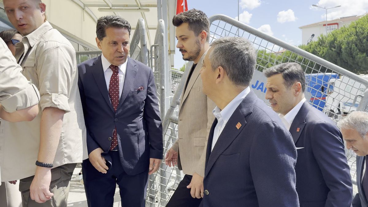 Özgür Özel, İmamoğlu\'nun Duruşmasına Katıldı