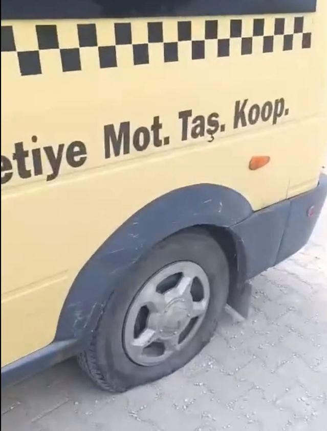 Keşan’da Minibüsün Lastikleri Kesildi
