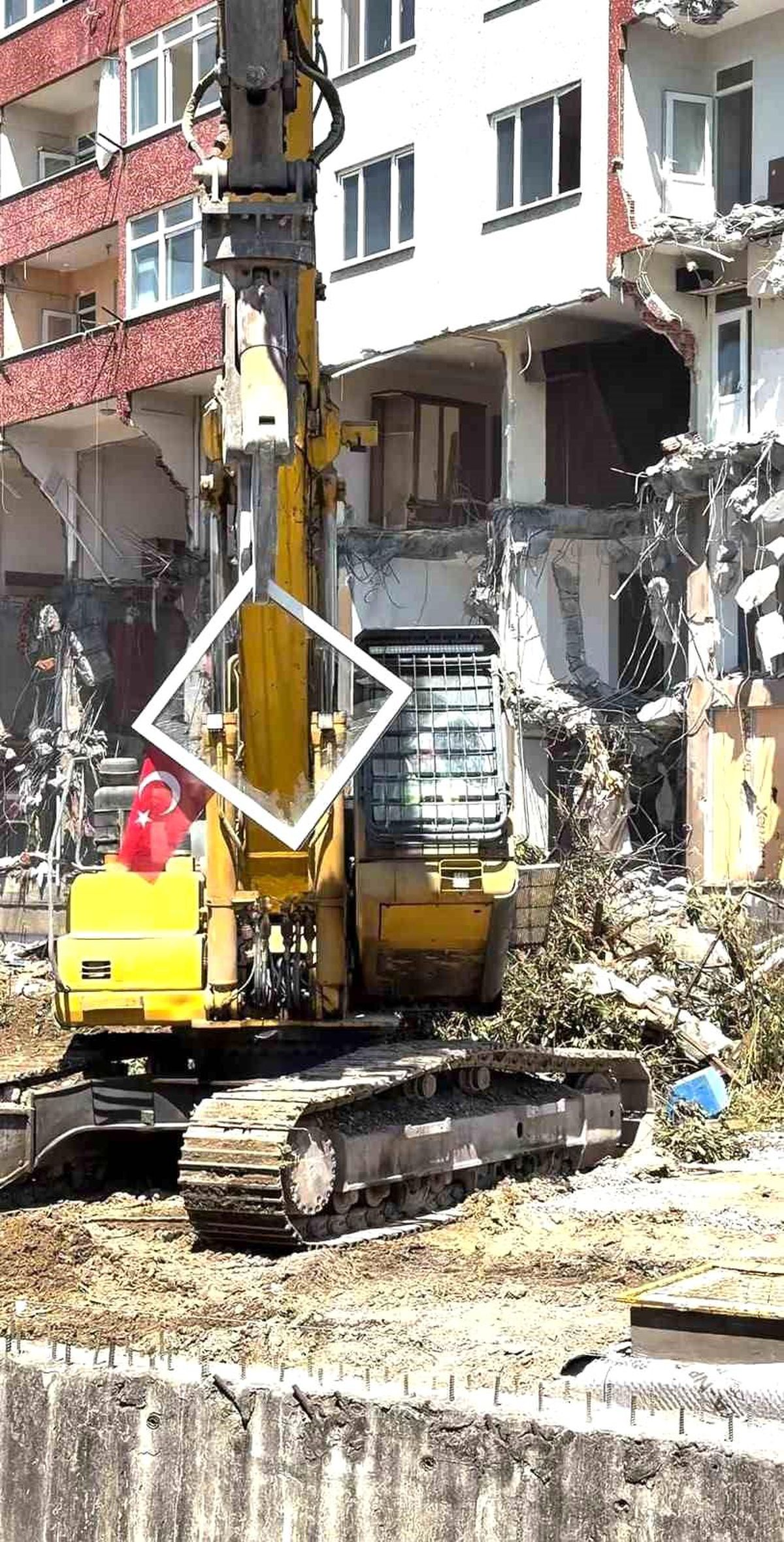 Pendik\'te yıkım sırasında dikkat çeken hassasiyet: Kepçe operatörü Türk Bayrağı için çalışmayı durdurdu