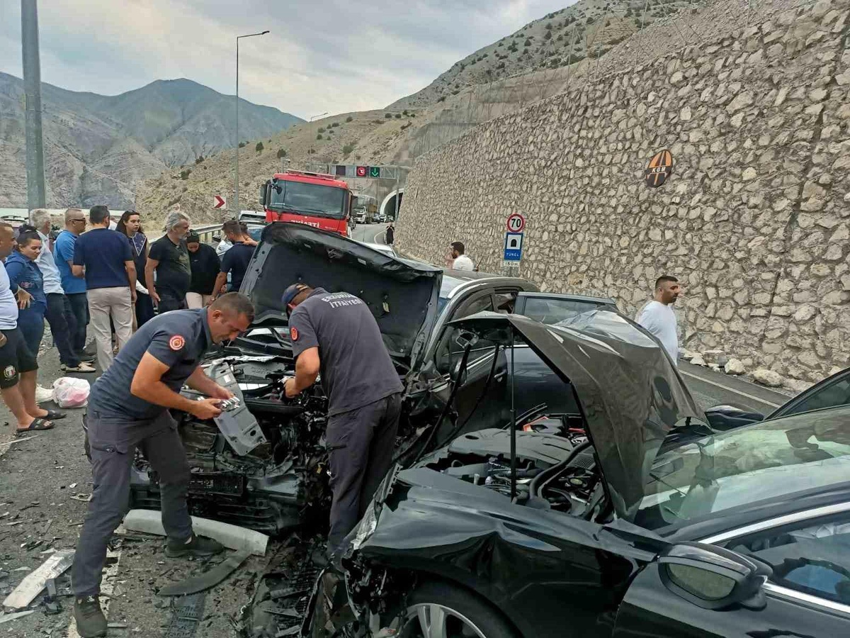 Pirinkayalar Tüneli çıkışında otomobiller kafa kafaya çarpıştı: 4 yaralı