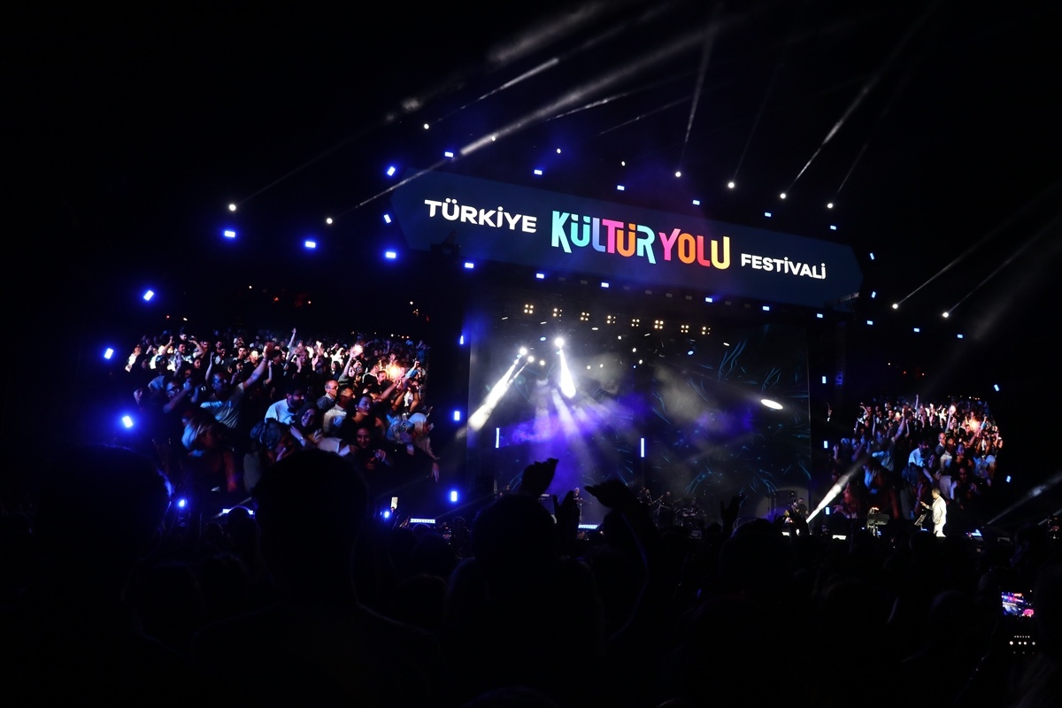 Sakarya Kültür Yolu Festivali\'nde Ferhat Göçer Konser Verdi