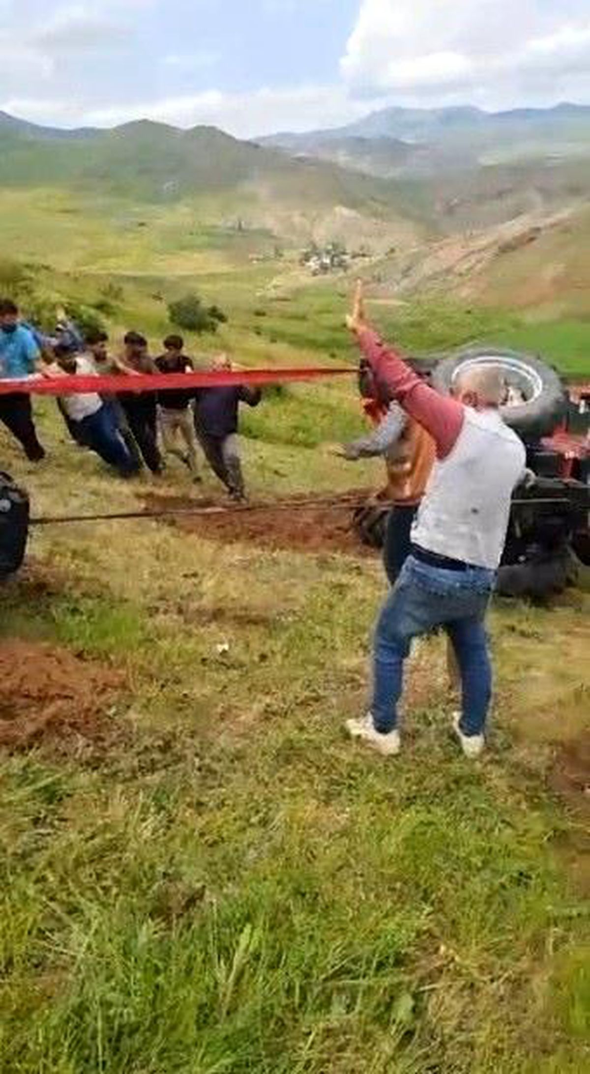 Sarıkamış\'ta Traktör Devrildi, Köylüler Yardıma Koştu