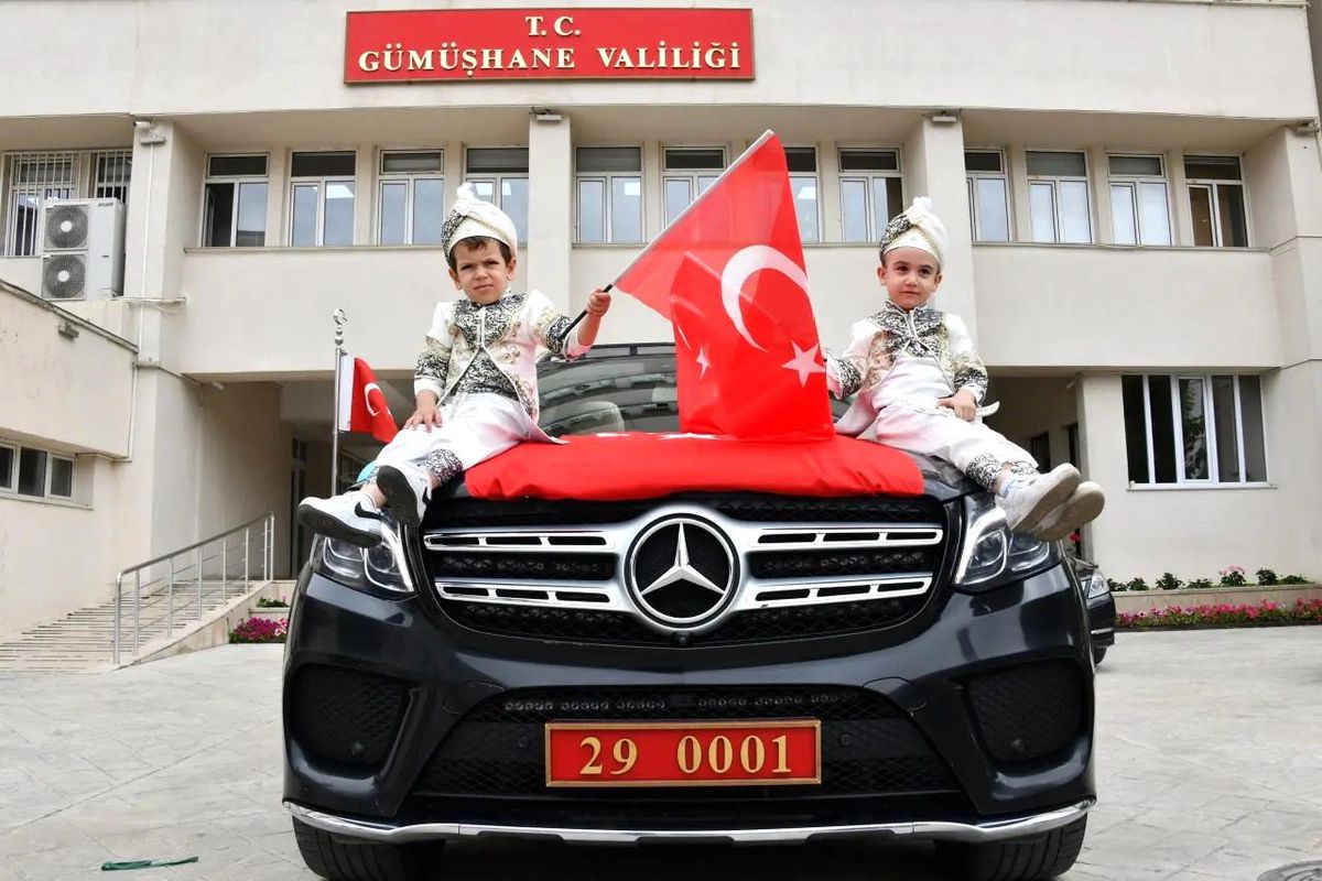 Sünnet çocukları valinin makam aracıyla şehir turu attılar