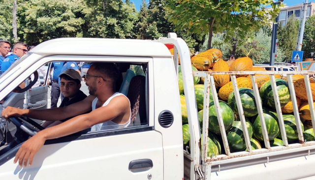 Tekirdağ'da zabıtaya kızan seyyar satıcı, karpuzları belediye önünde parçaladı