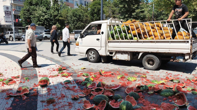 Tekirdağ'da zabıtaya kızan seyyar satıcı, karpuzları belediye önünde parçaladı