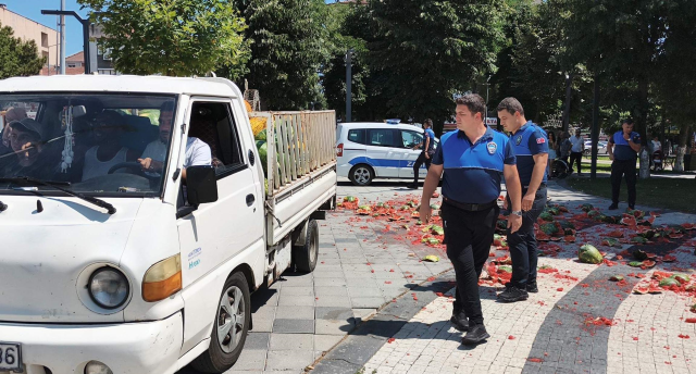 Tekirdağ'da zabıtaya kızan seyyar satıcı, karpuzları belediye önünde parçaladı