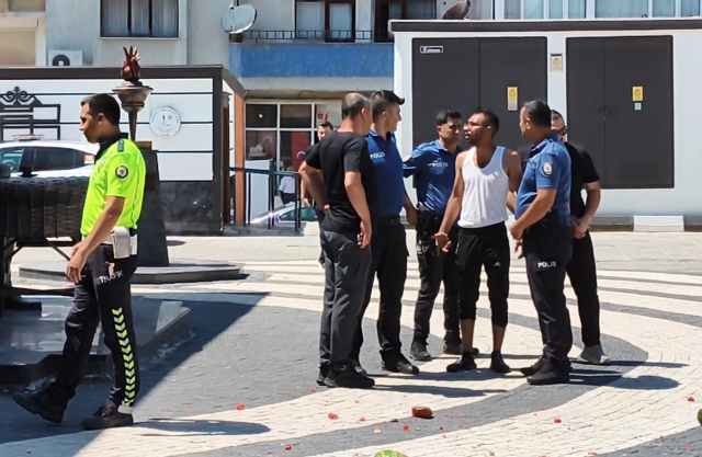 Tekirdağ'da zabıtaya kızan seyyar satıcı, karpuzları belediye önünde parçaladı