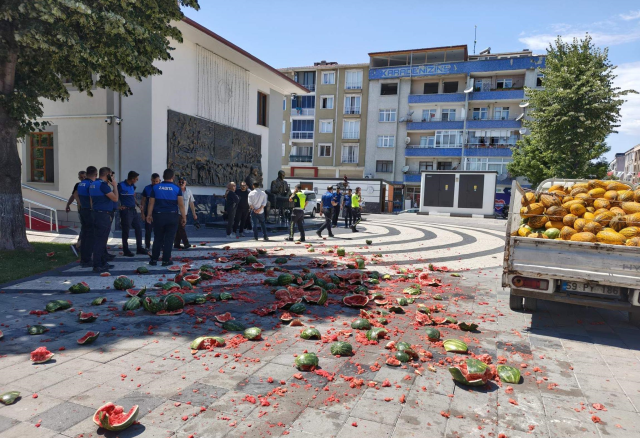 Tekirdağ'da zabıtaya kızan seyyar satıcı, karpuzları belediye önünde parçaladı