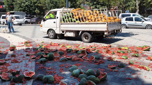 Tekirdağ'da zabıtaya kızan seyyar satıcı, karpuzları belediye önünde parçaladı