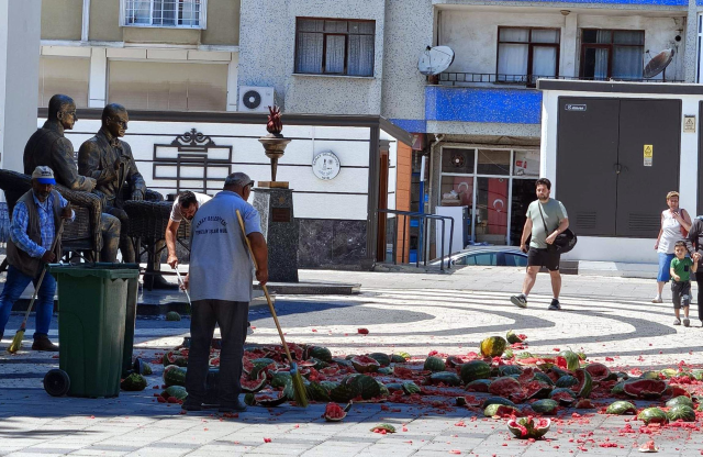 Tekirdağ'da zabıtaya kızan seyyar satıcı, karpuzları belediye önünde parçaladı