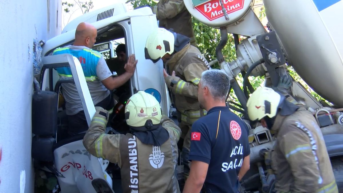 Beton Mikseri Bina Duvarına Çarptı