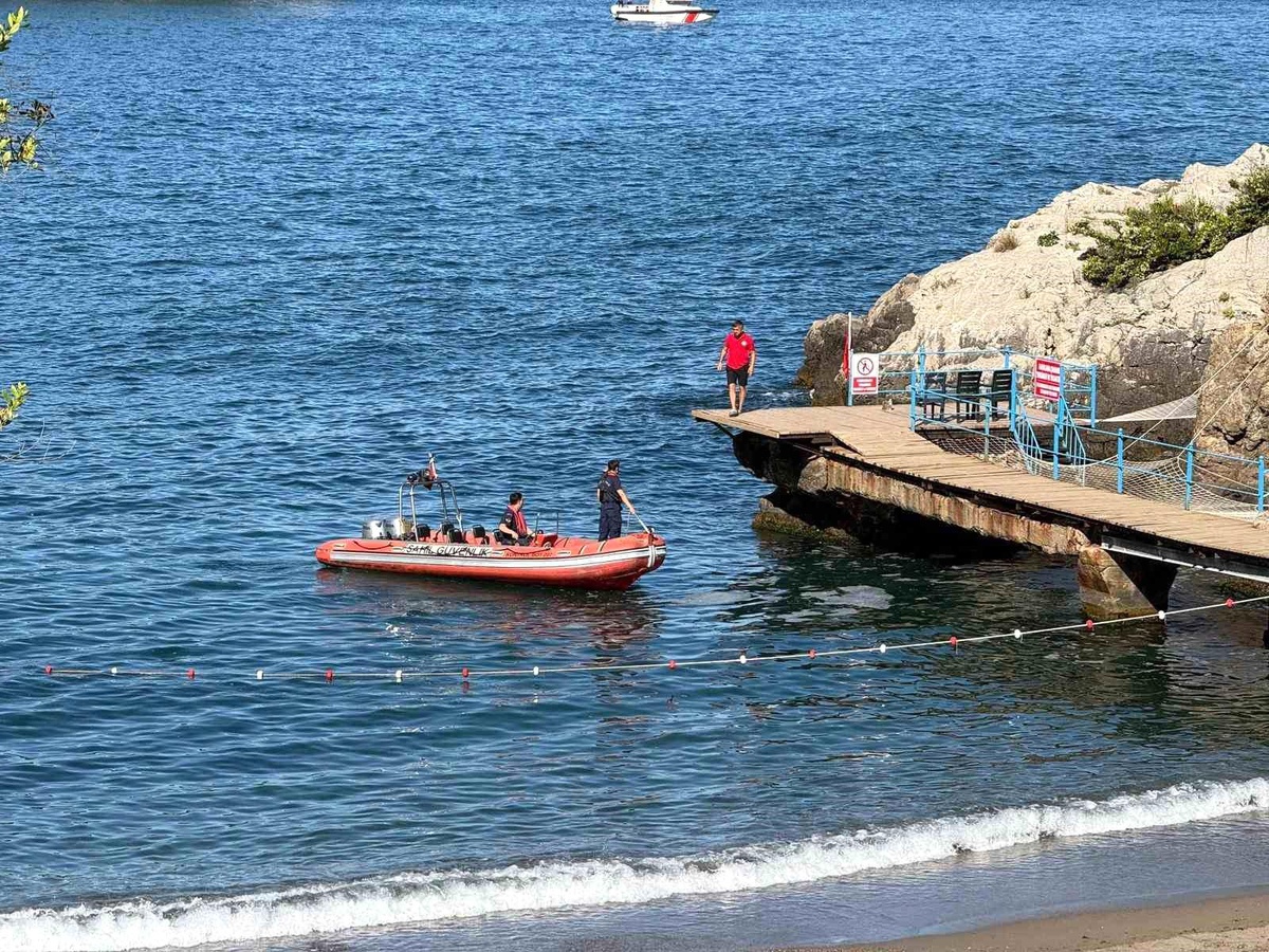 Zonguldak\'ta Denize Girme Yasaklandı, Genç Kayboldu