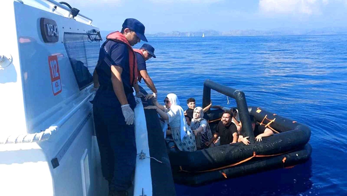 Marmaris\'te Yunan Göçmenleri Kurtarıldı
