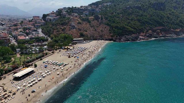 Alanya’da Plaj Yoğunluğu