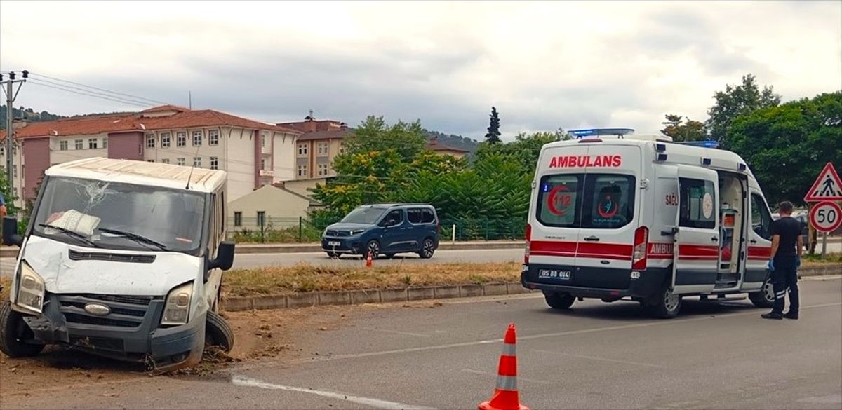Taşova\'da Minibüs Kaza Yaptı: 4 Yaralı